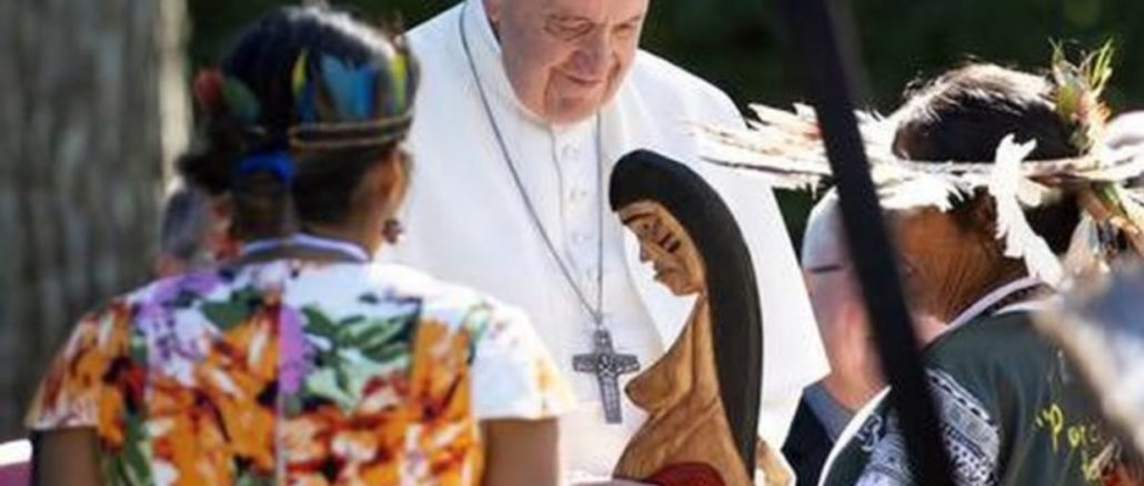 Papst Franziskus und die Pachamama-Religion, die in der katholischen Kirche etabliert werden soll. Im Bild erweist Franziskus Pachamama die Ehre (4.10.2019).
