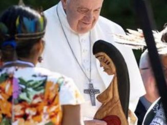 Papst Franziskus und die Pachamama-Religion, die in der katholischen Kirche etabliert werden soll. Im Bild erweist Franziskus Pachamama die Ehre (4.10.2019).