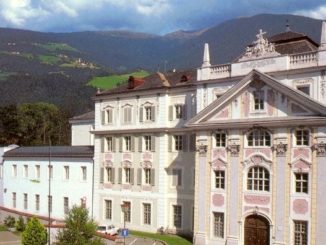 Das Priesterseminar in Brixen steht nach mehr als 400 Jahren leer. Einer der jüngsten Absolventen gibt zweifelhafte und bedenkliche Äußerungen von sich