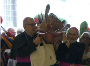 Bischöfe tragen Kanu und Figur in Prozession vom Petersdom in die Synodenaula