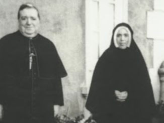 Sr. Lucia mit Bischof Jose Alves Correia da Silva von Leiria im Jahr 1946.