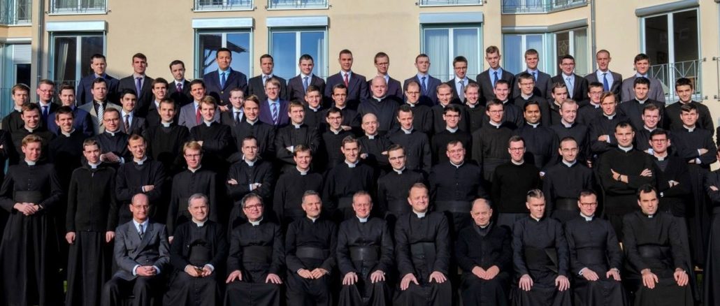 Junge Männer in schwarzer Soutane: Seminaristen und Seminarleitung des Priesterseminars der Petrusbruderschaft in Wigratzbad.
