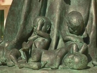 Skulptur „Notre-Dame des Innocents“ von Daphne du Barry in Menton (Ausschnitt).