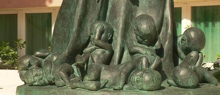Skulptur „Notre-Dame des Innocents“ von Daphne du Barry in Menton (Ausschnitt).