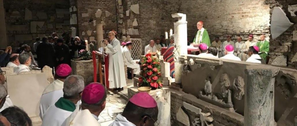 Der neue Katakombenpakt für eine andere Kirche. Am Altar steht Kardinal Claudio Hummes der die "Eucharistie des Pakts" zelebrierte.