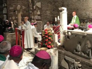 Der neue Katakombenpakt für eine andere Kirche. Am Altar steht Kardinal Claudio Hummes der die "Eucharistie des Pakts" zelebrierte.