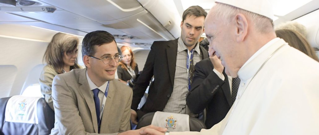 Nicolas Senèze mit Papst Franziskus im Frühjahr 2019