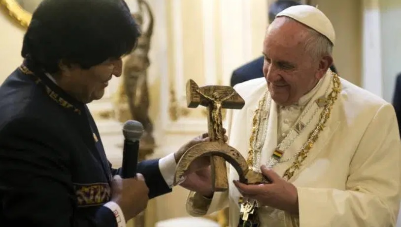 „Papstfreund“ Evo Morales schenkt ein Hammer-und-Sichel-Kreuz
