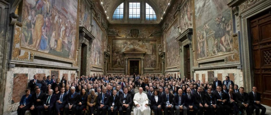 Papst Franziskus und das Strafrecht: Sein Ghostwriter Erzbischof Fernandez verteidigt ihn gegen „Ultrakonservative, fanatische Neoliberale und trotzkistische Linke“.