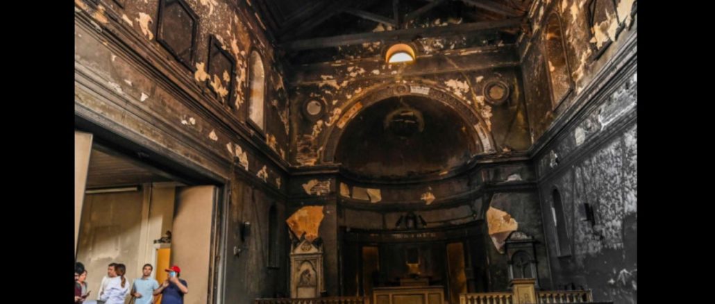 Ausgebrannte Kirche, geplündert und in Brand gesteckt während der Unruhen der vergangenen Tage.