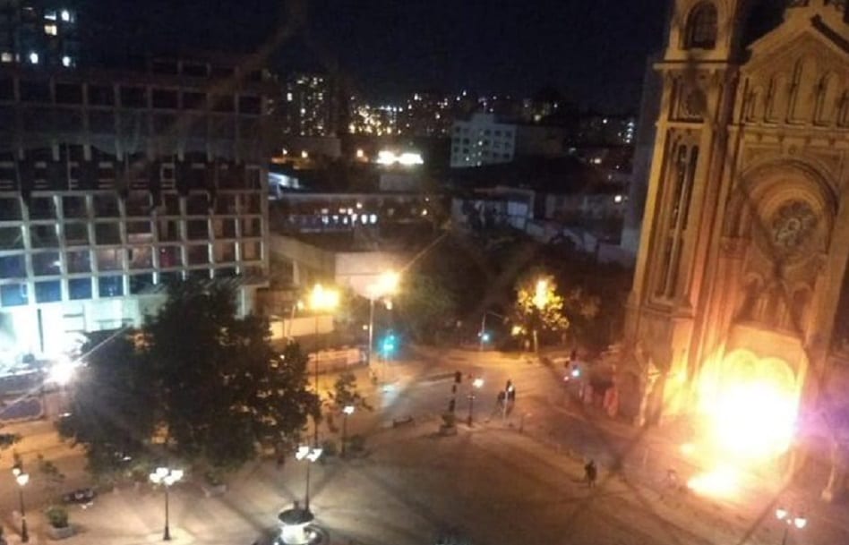 Brandanschlag gegen eine Kirche in Chile währen der Demonstrationen