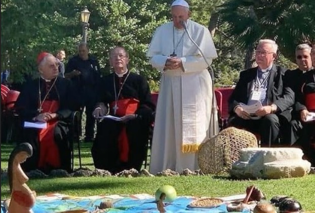Papst Franziskus mit Pachamama in den Vatikanischen Gärten