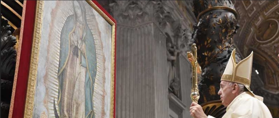 Franziskus am 12. Dezember im Petersdom vor dem Bild Unserer Lieben Frau von Guadalupe.