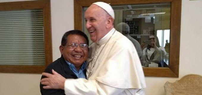 Der Salesianer, Tuyuku und Synodale P.Sarmiento mit Papst Franzsiskus