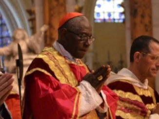 Kardinal Robert Sarah: „Benedikt XVI. hat der ganzen Kirche mit seinem Text ein wunderbares Geschenk gemacht. Jeder Priester sollte ihn lesen.“