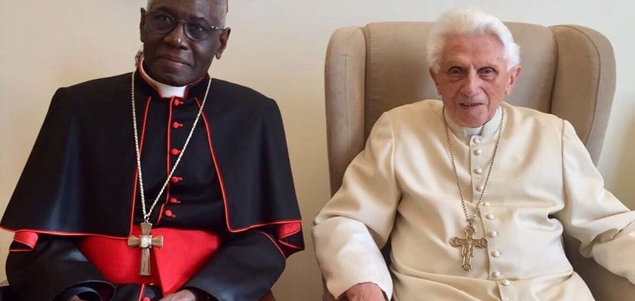 Kardinal Robert Sarah und Benedikt XVI. Der Inhalt ihrer Verteidigung des priesterlichen Zölibats durchkreuzt eine ganze Reihe von Plänen.