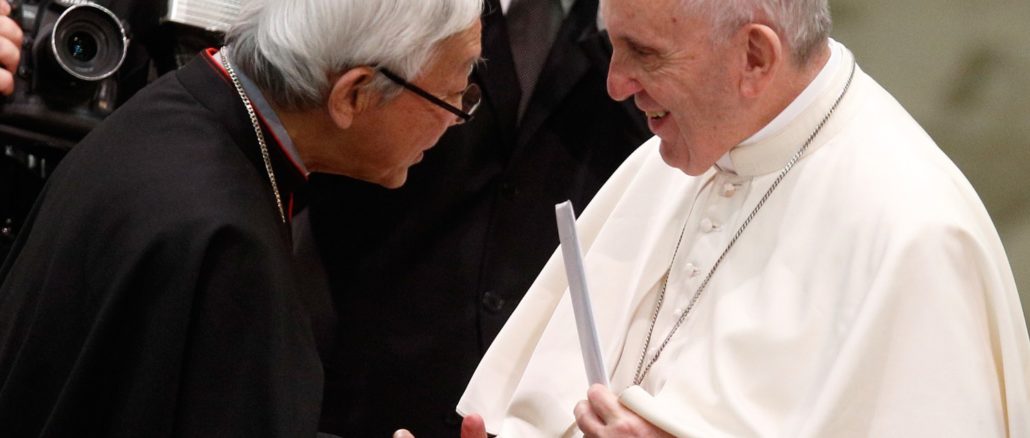 Kardinal Zen übergibt Papst Franziskus im Juli 2019 die Dubia zum jüngsten China-Dokument des Vatikans.