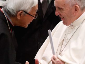 Kardinal Zen übergibt Papst Franziskus im Juli 2019 die Dubia zum jüngsten China-Dokument des Vatikans.