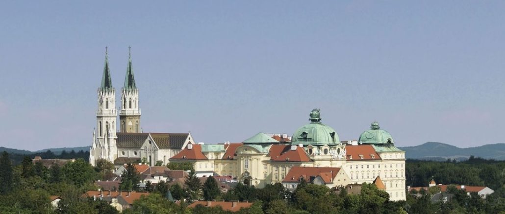 Stift Klosterneuburg bei Wien blickt auf eine 900jährige Tradition zurück. Eine riesige Kuppel trägt die Kaiserkrone mit dem Kreuz.