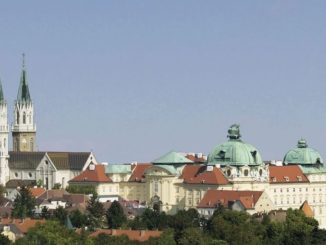 Stift Klosterneuburg bei Wien blickt auf eine 900jährige Tradition zurück. Eine riesige Kuppel trägt die Kaiserkrone mit dem Kreuz.