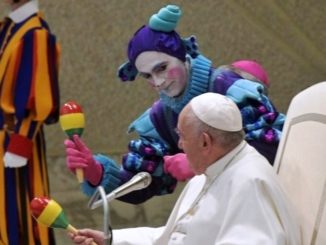 Papst Franziskus mit einem Harlekin, gestern bei der Generalaudienz.