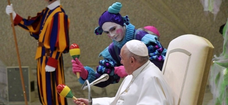 Papst Franziskus mit einem Harlekin, gestern bei der Generalaudienz.