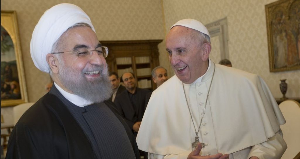 Papst Franziskus mit Irans Staatspräsident Hassan Rohani (2016).