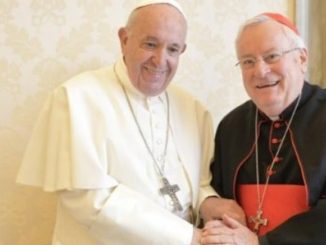 Papst Franziskus mit dem von ihm zum Kardinal kreiierten Erzbischof Gualtiero Bassetti von Perugia.
