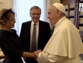 Argentiniens neues Staatsoberhaupt Alberto Fernandez mit seiner Primera Dama, die nicht seine sakramental angetraute Frau ist. Papst Franziskus empfing ihn herzlich.