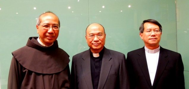 Weihbischof Joseph Ha (links) und der verstorbene Bischof Michael Yeung (Mitte)