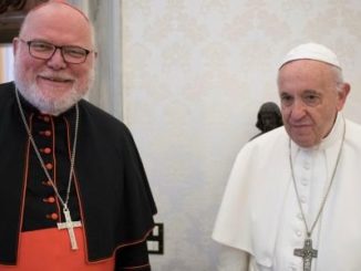 Kardinal Marx mit Papst Franziskus: zwei Gesichtsausdrücke, zwei Charaktere.