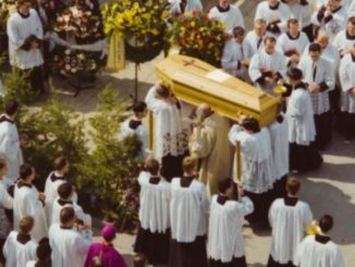 Beisetzung von Erzbischof Lefebvre 1991 in der Krypta des Seminars in Econe.