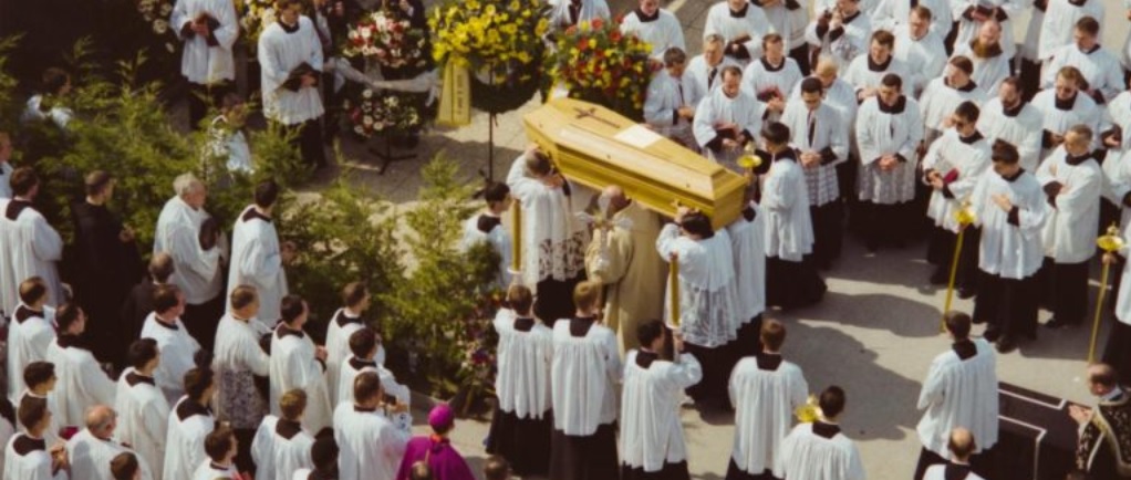 Beisetzung von Erzbischof Lefebvre 1991 in der Krypta des Seminars in Econe.