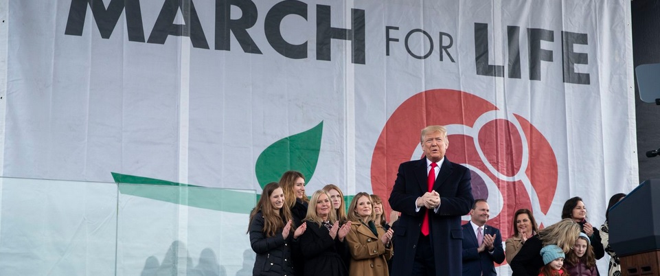 Donald Trump nahm als erster US-Präsident am Marsch für das Leben teil – die tonangebenden Medien versuchen dieses Signal auch in Europa zu verdunkeln.
