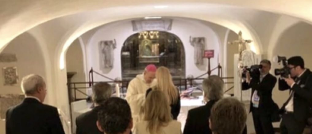 Bischof Sanchez Sorondo, der politische Berater von Papst Franziskus, zelebriert eine "peronistische Messe" in den Vatikanischen Grotten.