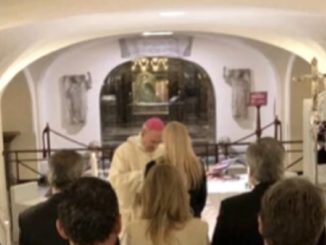 Bischof Sanchez Sorondo, der politische Berater von Papst Franziskus, zelebriert eine "peronistische Messe" in den Vatikanischen Grotten.