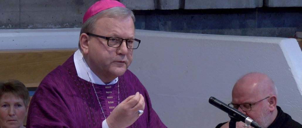 Politische Reden: Bischof Bode, im Hintergrund Kardinal Marx, die Spitzen der Deutschen Bischofskonferenz.
