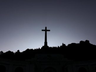 Das monumentale Kreuz über der Valle de los Caidos: Die sozialistisch-kommunistische Regierung will auch die Benediktiner vertreiben.