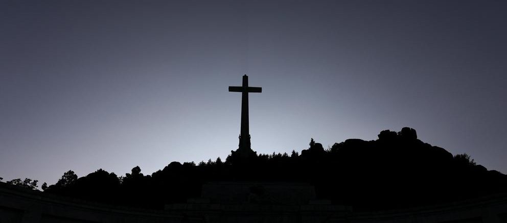 Das monumentale Kreuz über der Valle de los Caidos: Die sozialistisch-kommunistische Regierung will auch die Benediktiner vertreiben.