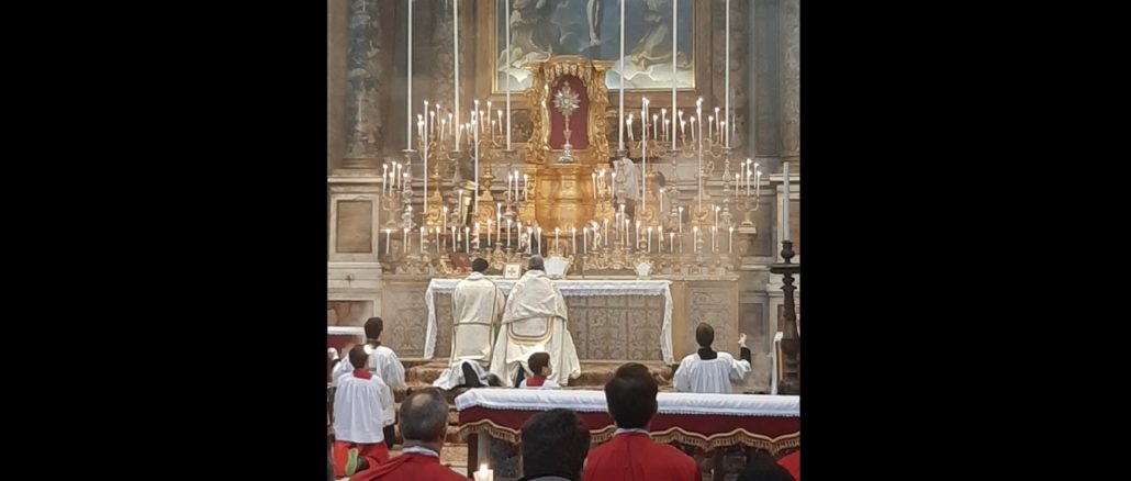 Vierzigstündiges Gebet in der Kirche SS. Trinità dei Pellegrini der Petrusbruderschaft in Rom.