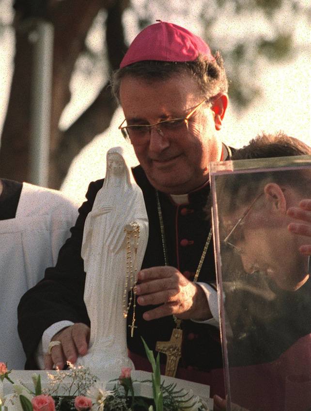 Bischof  Grillo mit der Marienstatue und dem Rosenkranz von Johannes Paul II.