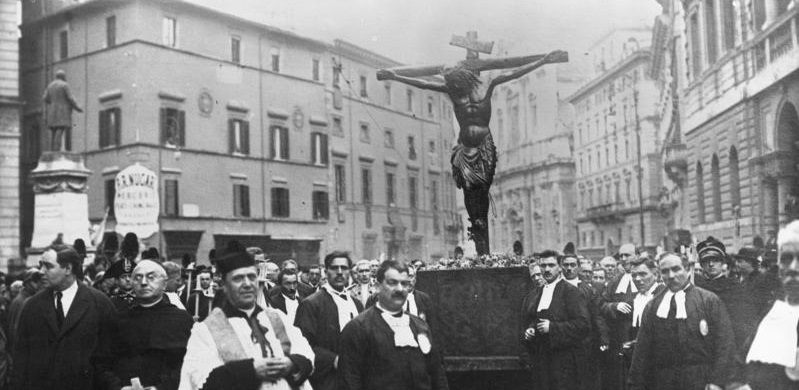 Prozession 1931 mit dem Kreuz der Kirche des Heiligen Marcello 