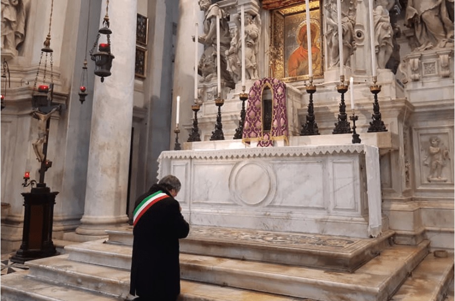 Luigi Brugnaro, Bürgermeister von Venedig, betete kniend vor dem Gnadenbild Unserer Lieben Frau vom Heil, die er um Fürsprache bat.