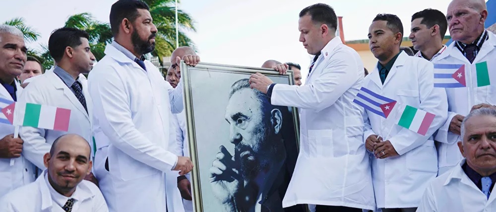Kommunistische Propaganda: Kubanische Ärzte helfen Italien gegen das Coronavirus – mit Fidel Castro.