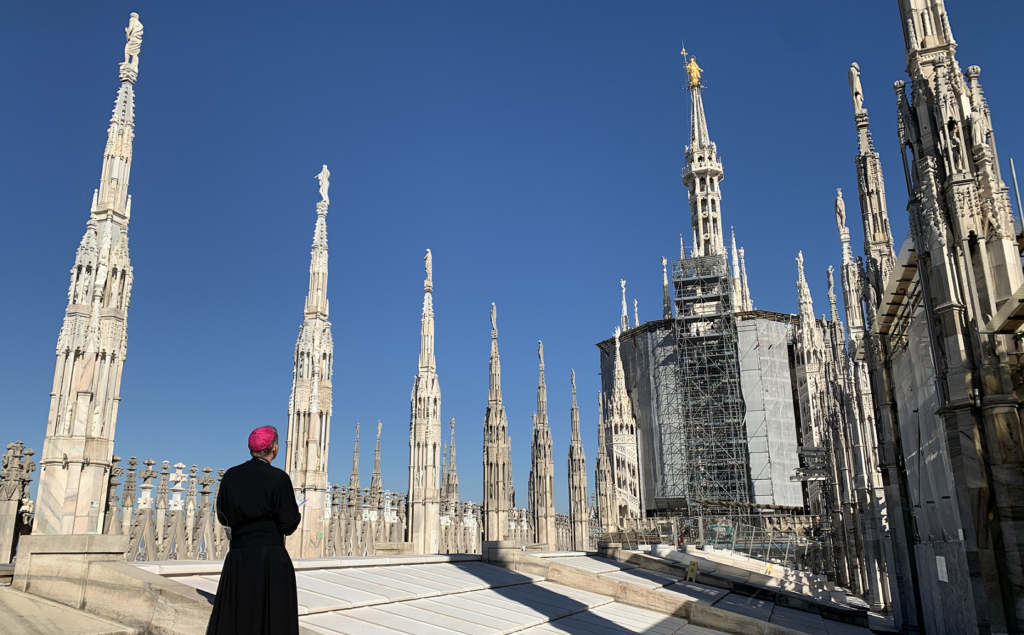 Erzbischof Delpini beim Gebet auf dem Dach des Mailänder Doms