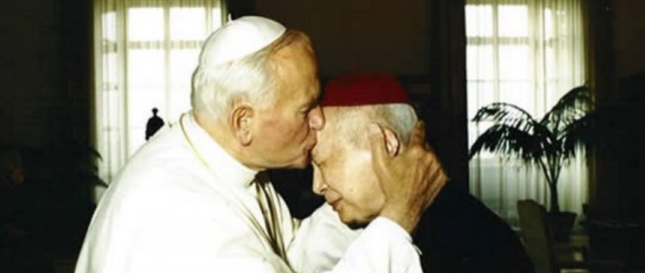 Kardinal Kung war 33 Jahre in kommunistischen Konzentrationslagern und Gefängnissen eingesperrt. Im Bild begrüßt ihn Papst Johannes Paul II.