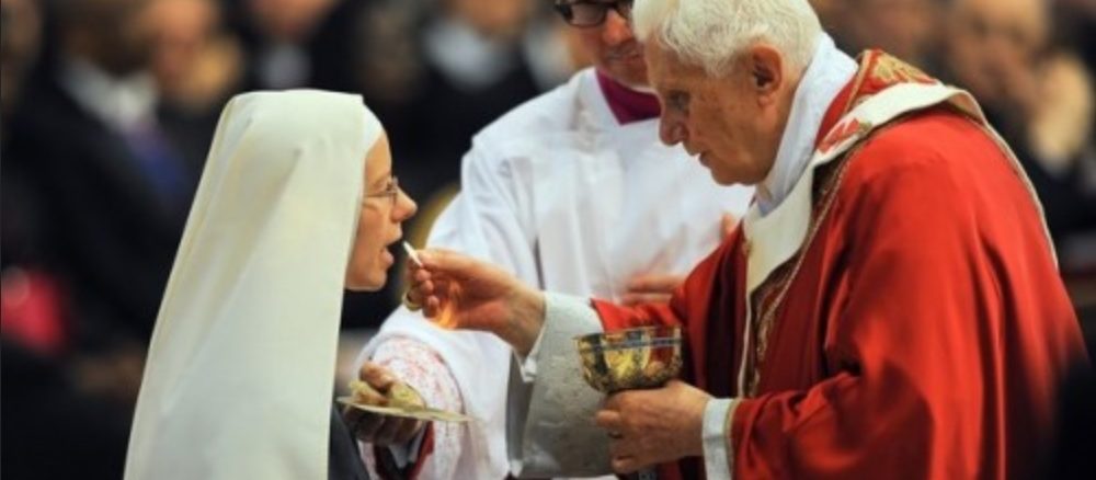 39 Jahre nach der Bugnini-Instruktion und 20 Jahre nach der Einführung der Handkommunion in Italien kehrte Papst Benedikt XVI. für die päpstlichen Zelebrationen zur knienden Mundkommunion zurück.