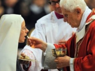 39 Jahre nach der Bugnini-Instruktion und 20 Jahre nach der Einführung der Handkommunion in Italien kehrte Papst Benedikt XVI. für die päpstlichen Zelebrationen zur knienden Mundkommunion zurück.