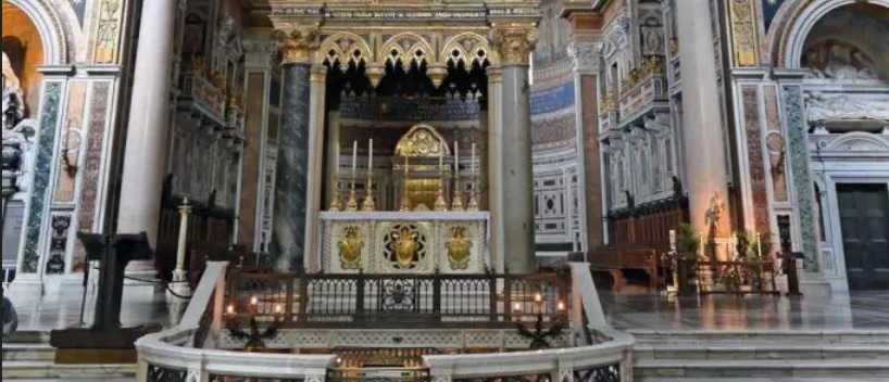 Papstaltar in der Lateranbasilika, der Haupt- und Mutterkirche aller Kirchen.
