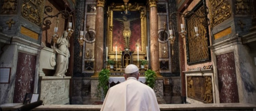 Papst Franziskus beim Gebet vor dem wundertätigen Kreuz.